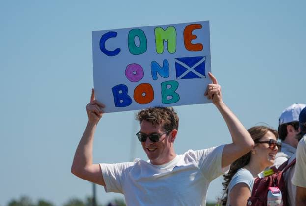 A fan holds a sign in support of Robert MacIntyre of Scotland on the 9th hole. Genesis Scottish Open, Golf, The Renaissance Club, North Berwick, Scotland, UK - 09 Jul 2026North Berwick The Renaissance Club Scotland United Kingdom  Copyright: xShutterstockx 16984080y