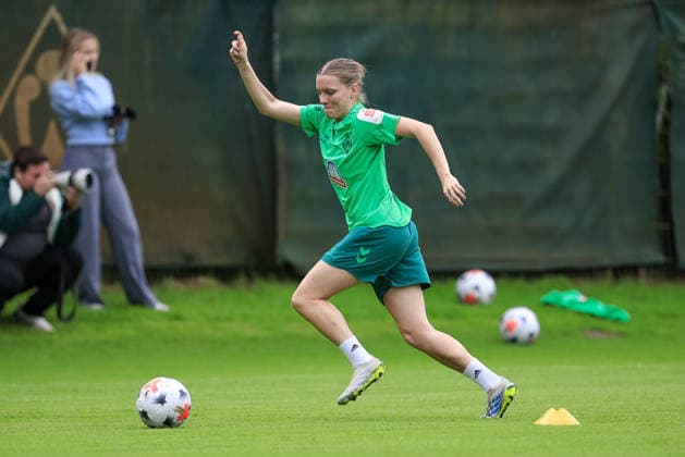 Sarah Ernst (SV Werder Bremen) bei einer Trainingsübung, 09.07.2026, Bremen (Deutschland), Fussball, Google Pixel Frauen-Bundesliga, Trainingsauftakt SV Werder Bremen *** Sarah Ernst of SV Werder Bremen during a training drill, July 9, 2026, Bremen, Germany, soccer, Google Pixel Women s Bundesliga, SV Werder Bremen s first training session of the season xobx