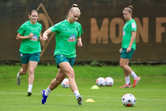 Isabella Jaron (SV Werder Bremen) bei einer Trainingsübung, 09.07.2026, Bremen (Deutschland), Fussball, Google Pixel Frauen-Bundesliga, Trainingsauftakt SV Werder Bremen *** Isabella Jaron of SV Werder Bremen during a training drill, July 9, 2026, Bremen, Germany, soccer, Google Pixel Women s Bundesliga, SV Werder Bremen s first training session of the season xobx