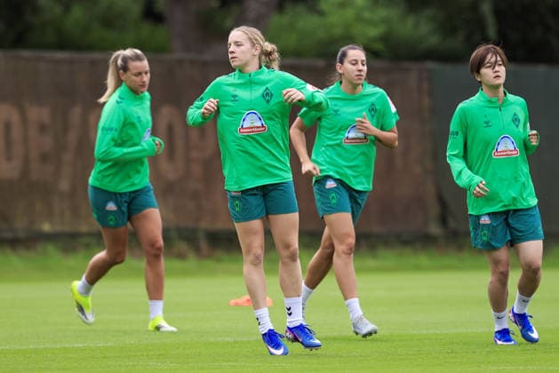 v.li.: Medina Desic (SV Werder Bremen), Elena Dhont (SV Werder Bremen), Wiktoria Zieniewicz (SV Werder Bremen) und Mei Shimada (SV Werder Bremen) bei einer Trainingsübung, 09.07.2026, Bremen (Deutschland), Fussball, Google Pixel Frauen-Bundesliga, Trainingsauftakt SV Werder Bremen *** From left: Medina Desic (SV Werder Bremen), Elena Dhont (SV Werder Bremen), Wiktoria Zieniewicz (SV Werder Bremen), and Mei Shimada (SV Werder Bremen) during a training drill, July 9, 2026, Bremen, Germany; soccer; Google Pixel Women s Bundesliga; SV Werder Bremen s first training session of the season xobx