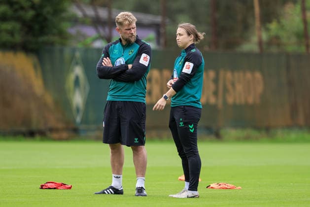v.li.: Sebastian Kmiec (Co-Trainer, SV Werder Bremen) und Michaela Specht (Co-Trainerin, SV Werder Bremen) im Gespräch, 09.07.2026, Bremen (Deutschland), Fussball, Google Pixel Frauen-Bundesliga, Trainingsauftakt SV Werder Bremen *** From left: Sebastian Kmiec, assistant coach, SV Werder Bremen, and Michaela Specht, assistant coach, SV Werder Bremen, in conversation, July 9, 2026, Bremen, Germany, soccer, Google Pixel Women s Bundesliga, SV Werder Bremen s first training session of the season xobx