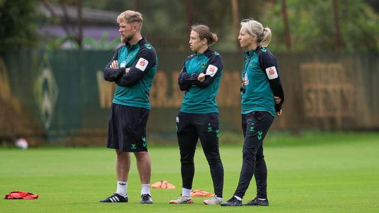 v.li.: Sebastian Kmiec (Co-Trainer, SV Werder Bremen), Michaela Specht (Co-Trainerin, SV Werder Bremen) und Friederike Kromp (Fritzy Kromp, Trainerin, Cheftrainerin, SV Werder Bremen) besprechen sich, 09.07.2026, Bremen (Deutschland), Fussball, Google Pixel Frauen-Bundesliga, Trainingsauftakt SV Werder Bremen *** From left: Sebastian Kmiec, assistant coach, SV Werder Bremen; Michaela Specht, assistant coach, SV Werder Bremen; and Friederike Kromp (Fritzy Kromp), head coach, SV Werder Bremen, are discussing something, July 9, 2026, Bremen, Germany, soccer, Google Pixel Women’s Bundesliga, start of training for SV Werder Bremen xobx