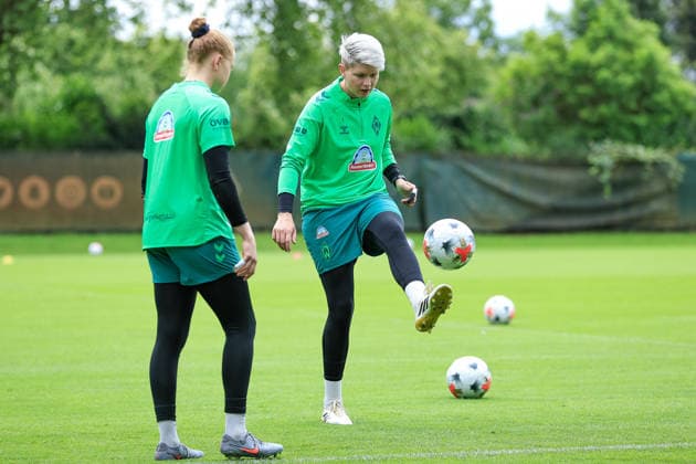 v.li.: Thea Farwick (Torhüterin, Torwart, SV Werder Bremen) und Vanessa Fischer (Torhüterin, Torwart, SV Werder Bremen) bei einer Trainingsübung, 09.07.2026, Bremen (Deutschland), Fussball, Google Pixel Frauen-Bundesliga, Trainingsauftakt SV Werder Bremen *** From left: Thea Farwick, goalkeeper, SV Werder Bremen, and Vanessa Fischer, goalkeeper, SV Werder Bremen, during a training drill, July 9, 2026, Bremen, Germany, soccer, Google Pixel Women s Bundesliga, SV Werder Bremen s first training session of the season xobx