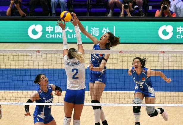 (260709) -- HONG KONG, July 9, 2026 -- Wang Yuanyuan (2nd R) of China spikes during the match between China and Ukraine at the Women s Volleyball Nations League (VNL) 2026 in Hong Kong, south China, July 9, 2026. ) (SP)CHINA-HONG KONG-VOLLEYBALL-NATIONS LEAGUE-WOMEN-CHN VS UKR (CN) LoxPingxFai 