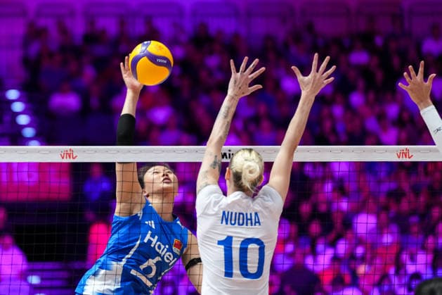 (260709) -- HONG KONG, July 9, 2026 -- Gong Xiangyu (L) of China competes during the match between China and Ukraine at the Women s Volleyball Nations League (VNL) 2026 in Hong Kong, south China, July 9, 2026. ) (SP)CHINA-HONG KONG-VOLLEYBALL-NATIONS LEAGUE-WOMEN-CHN VS UKR (CN) ZhuxWei 