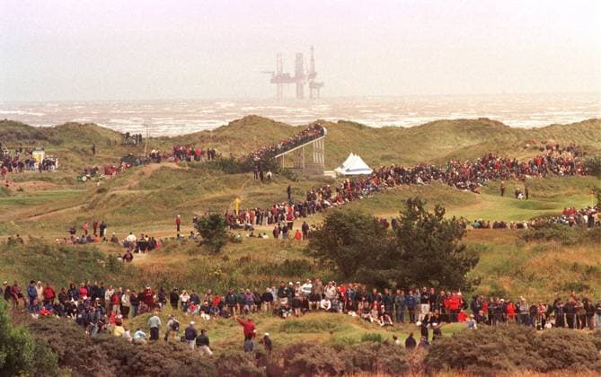 GOLF-ROYAL BIRKALE GOLF-ROYAL BIRKALE SOU05 - 19980718 - SOUTHPORT, UNITED KINGDOM - Large crowds gather with the Irish Sea lashing the coast line as high winds continue for the 3rd round of the 127th Open Golf Championships at Royal Birkdale,18 July 1998. Southport United Kingdom  Copyright: xGerryxPennyx