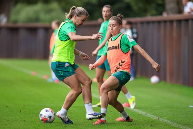v.li.: Lena Petermann (SV Werder Bremen) und Michelle Ulbrich (SV Werder Bremen) im Zweikampf, Duell, Dynamik, Aktion, Action, Spielszene, 09.07.2026, Bremen (Deutschland), Fussball, Google Pixel Frauen-Bundesliga, Trainingsauftakt SV Werder Bremen *** From left: Lena Petermann (SV Werder Bremen) and Michelle Ulbrich (SV Werder Bremen) in a one-on-one battle, duel, dynamic moment, action, game scene, July 9, 2026, Bremen, Germany, soccer, Google Pixel Women s Bundesliga, SV Werder Bremen s first training session of the season xobx