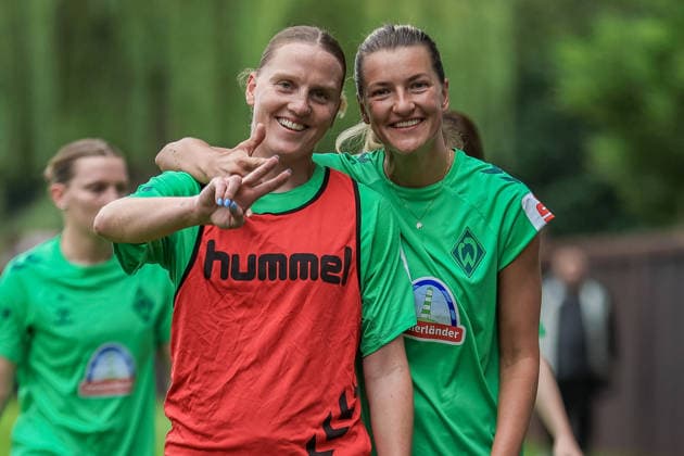 Sport Bilder des Tages v.li.: Lina Hausicke (SV Werder Bremen) und Medina Desic (SV Werder Bremen) lächen in die kamera, posen für die Kamera, lächelt, lacht, freut sich, Spaß, Freude, 09.07.2026, Bremen (Deutschland), Fussball, Google Pixel Frauen-Bundesliga, Trainingsauftakt SV Werder Bremen *** From left: Lina Hausicke (SV Werder Bremen) and Medina Desic (SV Werder Bremen) smile for the camera, pose for the camera, smile, laugh, look happy, have fun, enjoy themselves, July 9, 2026, Bremen, Germany, soccer, Google Pixel Women s Bundesliga, SV Werder Bremen training kickoff xobx