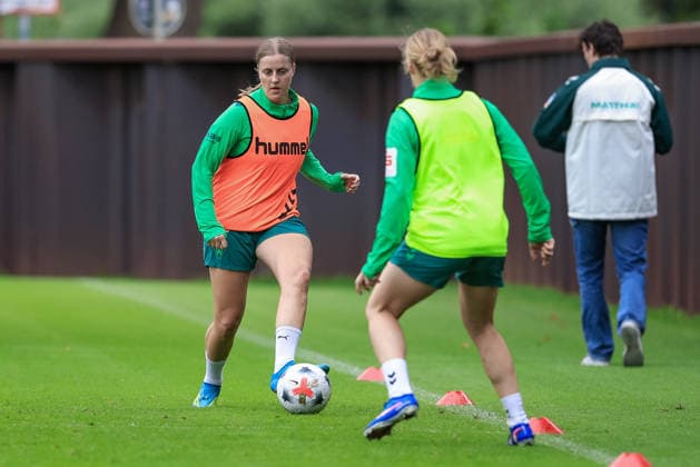 Sarah Gutmann (SV Werder Bremen) am Ball, Einzelbild, Ganzkörper, Aktion, Action, Spielszene, 09.07.2026, Bremen (Deutschland), Fussball, Google Pixel Frauen-Bundesliga, Trainingsauftakt SV Werder Bremen *** Sarah Gutmann of SV Werder Bremen with the ball, single frame, full body, action, game scene, July 9, 2026, Bremen, Germany, soccer, Google Pixel Women s Bundesliga, SV Werder Bremen training kickoff xobx