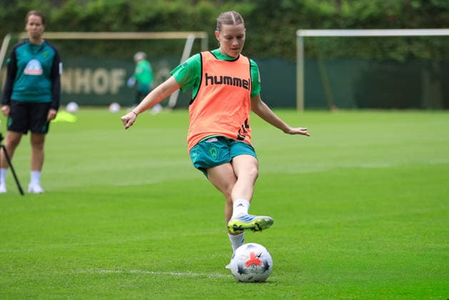 Sarah Ernst (SV Werder Bremen) am Ball, Einzelbild, Ganzkörper, Aktion, Action, Spielszene, 09.07.2026, Bremen (Deutschland), Fussball, Google Pixel Frauen-Bundesliga, Trainingsauftakt SV Werder Bremen *** Sarah Ernst of SV Werder Bremen with the ball, single frame, full body, action, game scene, July 9, 2026, Bremen, Germany, soccer, Google Pixel Women s Bundesliga, SV Werder Bremen training kickoff xobx
