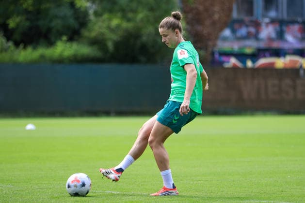 Michelle Ulbrich (SV Werder Bremen) am Ball, Freisteller, Einzelbild, Ganzkörper, Aktion, Action, Spielszene, 09.07.2026, Bremen (Deutschland), Fussball, Google Pixel Frauen-Bundesliga, Trainingsauftakt SV Werder Bremen *** Michelle Ulbrich of SV Werder Bremen with the ball, cutout, single frame, full body, action, game scene, July 9, 2026, Bremen, Germany, soccer, Google Pixel Women s Bundesliga, SV Werder Bremen training kickoff xobx