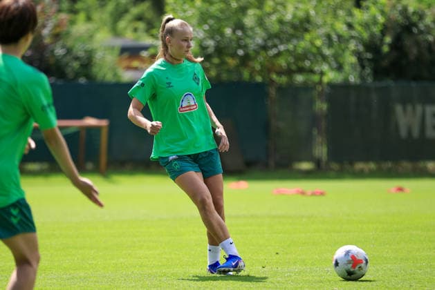 Isabella Jaron (SV Werder Bremen) am Ball, Einzelbild, Ganzkörper, Aktion, Action, Spielszene, 09.07.2026, Bremen (Deutschland), Fussball, Google Pixel Frauen-Bundesliga, Trainingsauftakt SV Werder Bremen *** Isabella Jaron of SV Werder Bremen with the ball, single frame, full body, action, game scene, July 9, 2026, Bremen, Germany, soccer, Google Pixel Women s Bundesliga, SV Werder Bremen training kickoff xobx