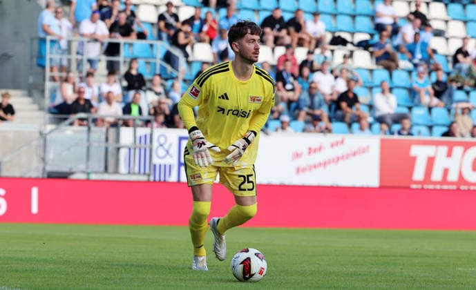 Torwart Carl Klaus Einzelbild Freisteller Aktion Fußball Fussball Testspiel Saison 2026 2027 09.07.2026 Chemnitzer FC CFC vs.1.FC Union Berlin FCU DFL regulations prohibit any use of photographs as image sequences and or quasi-video. *** Goalkeeper Carl Klaus Single Image Cutout Action Sports Soccer Football Friendly Match 2026–2027 Season September 7, 2026 Chemnitzer FC (CFC) vs. 1. FC Union Berlin (FCU) DFL regulations prohibit any use of photographs as image sequences and or quasi-video