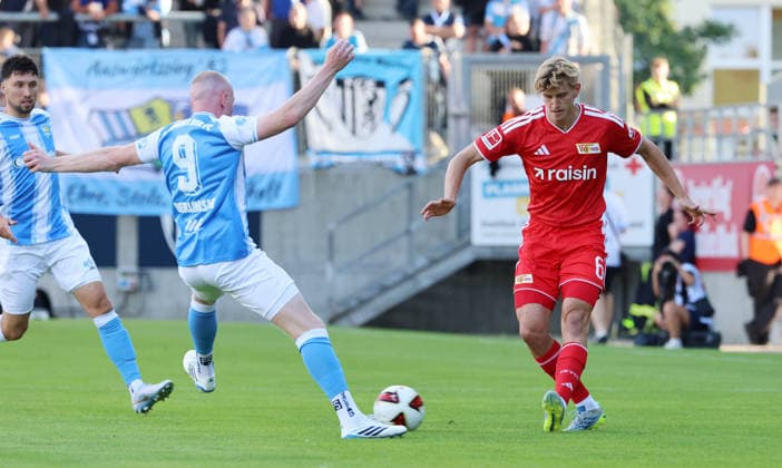 Ron Berlinski, Aljoscha Kemlein Zweikampf Spielszene Aktion Fußball Fussball Testspiel Saison 2026 2027 09.07.2026 Chemnitzer FC CFC vs.1.FC Union Berlin FCU DFL regulations prohibit any use of photographs as image sequences and or quasi-video. *** Ron Berlinski, Aljoscha Kemlein: One-on-one, Game Scene, Action, Sports, Soccer, Friendly Match, 2026–2027 Season, September 7, 2026, Chemnitzer FC (CFC) vs. 1. FC Union Berlin (FCU). DFL regulations prohibit any use of photographs as image sequences and or quasi-video.