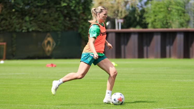 Juliane Wirtz (SV Werder Bremen) am Ball, Freisteller, Einzelbild, Ganzkörper, Aktion, Action, Spielszene, 09.07.2026, Bremen (Deutschland), Fussball, Google Pixel Frauen-Bundesliga, Trainingsauftakt SV Werder Bremen *** Juliane Wirtz of SV Werder Bremen with the ball, cutout, single frame, full body, action, game scene, July 9, 2026, Bremen, Germany, soccer, Google Pixel Women s Bundesliga, SV Werder Bremen training kickoff xobx