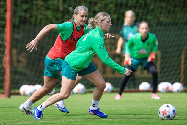 v.li.: Lena Petermann (SV Werder Bremen) und Elena Dhont (SV Werder Bremen) im Laufduell, Zweikampf, Duell, Dynamik, Aktion, Action, Spielszene, 09.07.2026, Bremen (Deutschland), Fussball, Google Pixel Frauen-Bundesliga, Trainingsauftakt SV Werder Bremen *** From left: Lena Petermann (SV Werder Bremen) and Elena Dhont (SV Werder Bremen) in a running duel; tackle, duel, momentum, action, game scene, July 9, 2026, Bremen, Germany; soccer; Google Pixel Women s Bundesliga; SV Werder Bremen s first training session of the season xobx