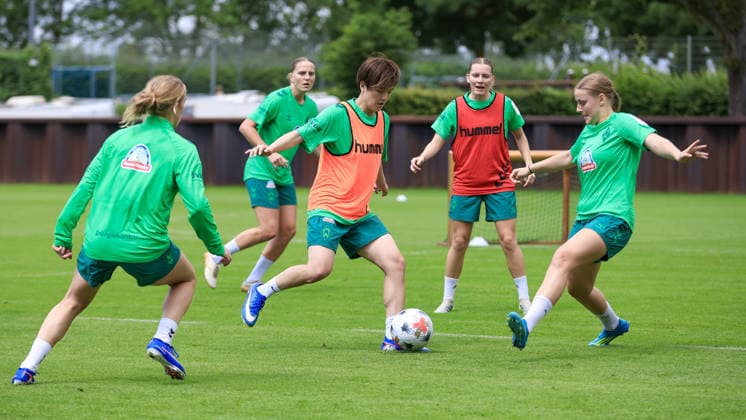 v.li.: Mei Shimada (SV Werder Bremen) und Sarah Gutmann (SV Werder Bremen) im Zweikampf, Duell, Dynamik, Aktion, Action, Spielszene, 09.07.2026, Bremen (Deutschland), Fussball, Google Pixel Frauen-Bundesliga, Trainingsauftakt SV Werder Bremen *** From left: Mei Shimada (SV Werder Bremen) and Sarah Gutmann (SV Werder Bremen) in a one-on-one battle, duel, dynamic moment, action, game scene, July 9, 2026, Bremen, Germany, soccer, Google Pixel Women s Bundesliga, SV Werder Bremen s first training session of the season xobx