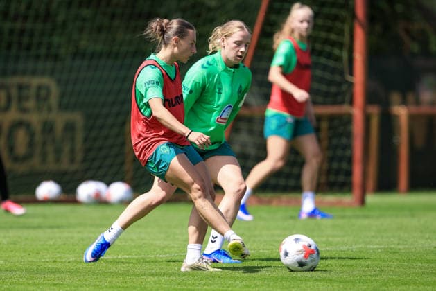 v.li.: Chiara D Angelo (SV Werder Bremen) und Elena Dhont (SV Werder Bremen) im Zweikampf, Duell, Dynamik, Aktion, Action, Spielszene, 09.07.2026, Bremen (Deutschland), Fussball, Google Pixel Frauen-Bundesliga, Trainingsauftakt SV Werder Bremen *** From left: Chiara D Angelo (SV Werder Bremen) and Elena Dhont (SV Werder Bremen) in a one-on-one battle, duel, dynamic moment, action, game scene, July 9, 2026, Bremen, Germany, soccer, Google Pixel Women s Bundesliga, SV Werder Bremen s first training session of the season xobx