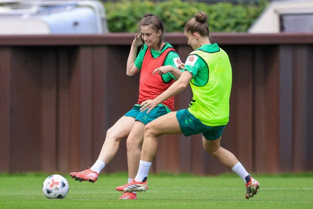 v.li.: Julia Magerl (SV Werder Bremen) und Michelle Ulbrich (SV Werder Bremen) im Zweikampf, Duell, Dynamik, Aktion, Action, Spielszene, 09.07.2026, Bremen (Deutschland), Fussball, Google Pixel Frauen-Bundesliga, Trainingsauftakt SV Werder Bremen *** From left: Julia Magerl (SV Werder Bremen) and Michelle Ulbrich (SV Werder Bremen) in a one-on-one battle, duel, dynamic moment, action, game scene, July 9, 2026, Bremen, Germany, soccer, Google Pixel Women s Bundesliga, SV Werder Bremen s first training session of the season xobx