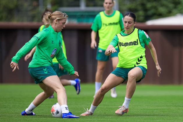 v.li.: Elena Dhont (SV Werder Bremen) und Elena Mühlemann (SV Werder Bremen) im Zweikampf, Duell, Dynamik, Aktion, Action, Spielszene, 09.07.2026, Bremen (Deutschland), Fussball, Google Pixel Frauen-Bundesliga, Trainingsauftakt SV Werder Bremen *** From left: Elena Dhont (SV Werder Bremen) and Elena Mühlemann (SV Werder Bremen) in a one-on-one battle, duel, dynamic moment, action, game scene, July 9, 2026, Bremen, Germany, soccer, Google Pixel Women s Bundesliga, SV Werder Bremen s first training session of the season xobx