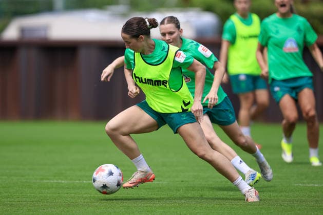 Elena Mühlemann (SV Werder Bremen) am Ball, Einzelbild, Ganzkörper, Aktion, Action, Spielszene, 09.07.2026, Bremen (Deutschland), Fussball, Google Pixel Frauen-Bundesliga, Trainingsauftakt SV Werder Bremen *** Elena Mühlemann of SV Werder Bremen with the ball, single frame, full body, action, game scene, July 9, 2026, Bremen, Germany, soccer, Google Pixel Women s Bundesliga, SV Werder Bremen training kickoff xobx