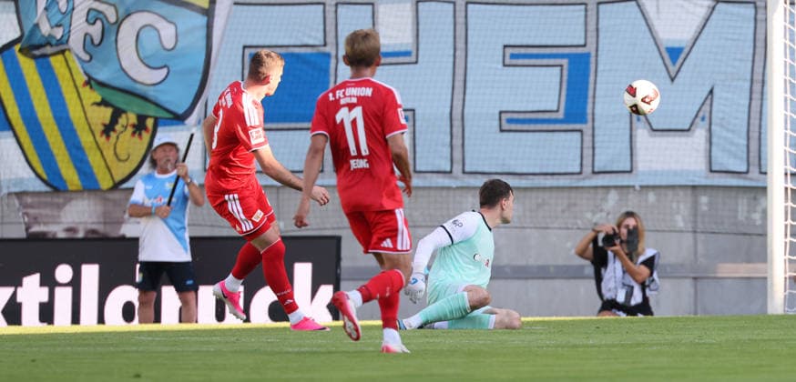 Chemnitz, 09.07.2026, Stadion an der Gellertstraße, Fußball, Testspiel , Chemnitzer FC vs. 1.FC Union Berlin , Im Bild; Torchance für Union Berlin. Andrej Ilic ( 23, Union), Torhüter David Richter (1, Chemnitz). , Nur zur redaktionellen Nutzung. Only editorial use. , *** Chemnitz, July 9, 2026, Gellertstraße Stadium, soccer, friendly match, Chemnitzer FC vs. 1. FC Union Berlin, Pictured: Goal-scoring opportunity for Union Berlin’s Andrej Ilic (23), Union, goalkeeper David Richter (1), Chemnitz, For editorial use only, Picture Point