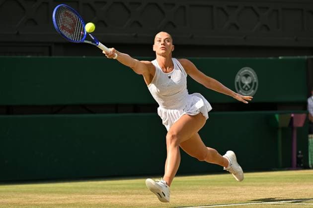 Wimbledon Tennis Championships 2026 - Day 11 LONDON, UNITED KINGDOM - JULY 09: Marta Kostyuk of the Ukraine plays in the Ladies singles semi-finals round match against Linda Noskova of the Czech Republic during day 11 of The Wimbledon Tennis Championships at All England Lawn Tennis and Croquet Club on July 09, 2026 in London, United Kingdom. Ray Tang Anadolu London United Kingdom. Editorial use only. Please get in touch for any other usage.  Copyright: x2026xAnadoluxRayxTangx
