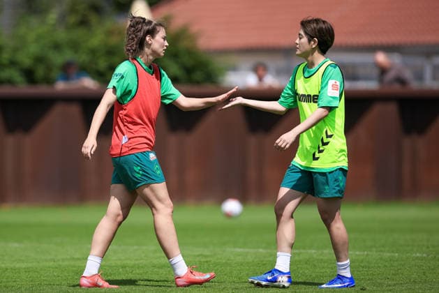 v.li.: Julia Magerl (SV Werder Bremen) und Mei Shimada (SV Werder Bremen) klatschen sich nach dem Training ab, 09.07.2026, Bremen (Deutschland), Fussball, Google Pixel Frauen-Bundesliga, Trainingsauftakt SV Werder Bremen *** From left: Julia Magerl of SV Werder Bremen and Mei Shimada of SV Werder Bremen high-five each other after practice, July 9, 2026, Bremen, Germany, soccer, Google Pixel Women s Bundesliga, SV Werder Bremen s first practice of the season xobx