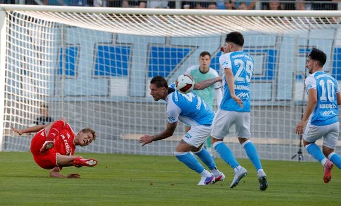 CFC vs 1. FC Union Berlin 09.07.2026 Chemnitz, eins Stadion- An der Gellertstrasse, Fussball, Regionalliga Nordost, , Testspiel , CFC, CFC vs 1. FC Union Berlin von links: Berliner Spieler am Boden, daneben v.l. Jan Löhmannsröben, Tom Baumgart und Domenico Alberico Chemnitz Sachsen BRD *** CFC vs. 1. FC Union Berlin, July 9, 2026, Chemnitz, eins Stadion on Gellertstrasse, Sports, Soccer, Northeast Regional League, , Friendly Match, CFC, CFC vs. 1 FC Union Berlin: From the left, a Berlin player on the ground; next to him, from left to right, Jan Löhmannsröben, Tom Baumgart, and Domenico Alberico; Chemnitz, Saxony, FRG