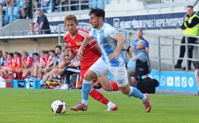 Wooyeong Jeong, Domenico Alberico am Ball Zweikampf Spielszene Aktion Fußball Fussball Testspiel Saison 2026 2027 09.07.2026 Chemnitzer FC CFC vs.1.FC Union Berlin FCU DFL regulations prohibit any use of photographs as image sequences and or quasi-video. *** Wooyeong Jeong, Domenico Alberico on the ball, tackle, game scene, action, sports, soccer, soccer friendly match, 2026–2027 season, September 7, 2026, Chemnitzer FC (CFC) vs. 1. FC Union Berlin (FCU). DFL regulations prohibit any use of photographs as image sequences and or quasi-video.