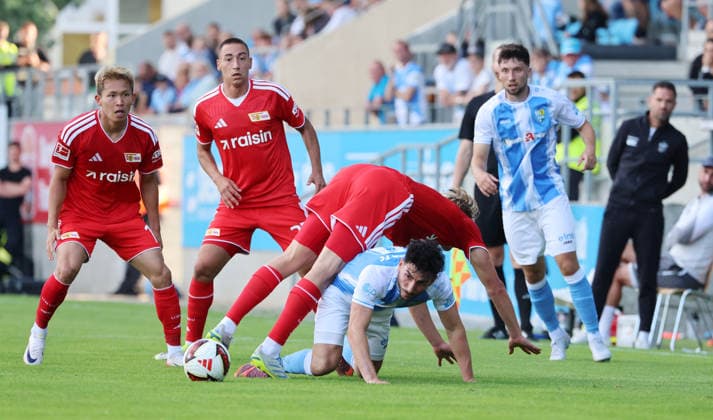 Aljoscha Kemlein steigt über Domenico Alberico Zweikampf Spielszene Aktion Fußball Fussball Testspiel Saison 2026 2027 09.07.2026 Chemnitzer FC CFC vs.1.FC Union Berlin FCU DFL regulations prohibit any use of photographs as image sequences and or quasi-video. *** Aljoscha Kemlein jumps over Domenico Alberico; one-on-one; game scene; action; sports; soccer; friendly match; 2026–2027 season; September 7, 2026; Chemnitzer FC (CFC) vs. 1. FC Union Berlin (FCU); DFL regulations prohibit any use of photographs as image sequences and or quasi video