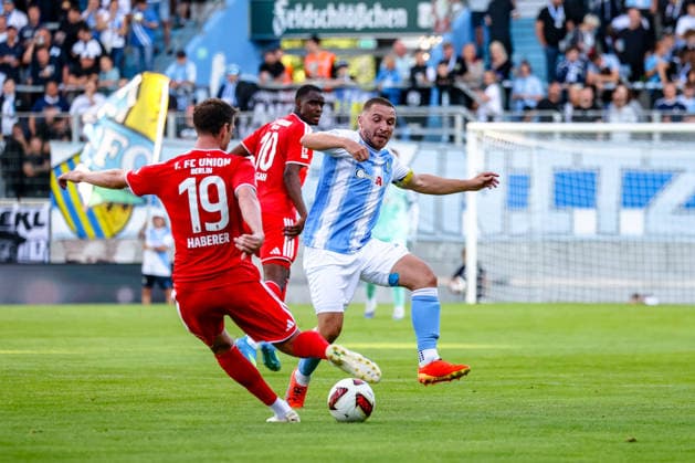 Janik Haberer (1. FC Union Berlin, 19) am Ball, Zweikampf, Duell, Kampf Andreas Geipl (Chemnitzer FC, 06), Chemnitzer FC vs 1. FC Union Berlin, Fussball, Testspiel, Saison 2026 27, 09.07.2026,¨ DFL REGULATIONS PROHIBIT ANY USE OF PHOTOGRAPHS AS IMAGE SEQUENCES AND OR QUASI-VIDEO,¨ Chemnitzer FC vs 1. FC Union Berlin, Fussball, Testspiel, Saison 2026 27, 09.07.2026 Chemnitz *** Janik Haberer, 1. FC Union Berlin, 19, on the ball, tackle, duel, battle; Andreas Geipl, Chemnitzer FC, 06, Chemnitzer FC vs. 1. FC Union Berlin, soccer, friendly match, 2026–27 season, July 9, 2026, DFL regulations prohibit any use of photographs as image sequences and or quasi-video, Chemnitzer FC vs. 1 FC Union Berlin, soccer, friendly match, 2026–27 season, July 9, 2026, Chemnitz Copyright: xEibner-Pressefoto LauraxRoemerx EP_LRR