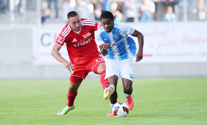 Chemnitz, 09.07.2026, Stadion an der Gellertstraße, Fußball, Testspiel , Chemnitzer FC vs. 1.FC Union Berlin , Im Bild von links; Marin Ljubicic ( 27, Union), Neuzugang Ken Tchouangue (20, Chemnitz). , Nur zur redaktionellen Nutzung. Only editorial use. , *** Chemnitz, July 9, 2026, Gellertstraße Stadium, soccer, friendly match, Chemnitzer FC vs. 1. FC Union Berlin. Pictured from left: Marin Ljubicic (27), Union; new signing Ken Tchouangue (20), Chemnitz. For editorial use only, Picture Point
