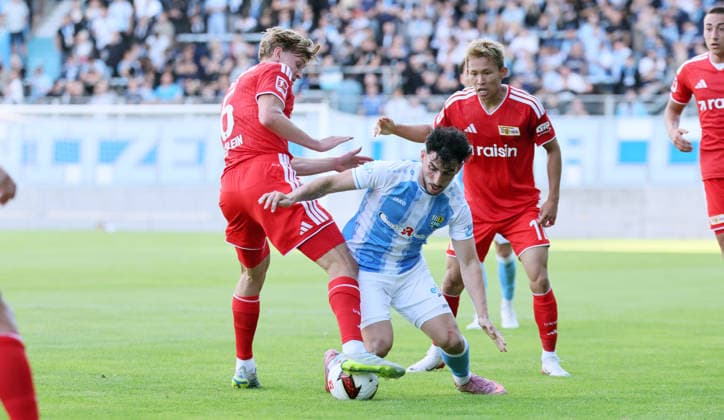 Chemnitz, 09.07.2026, Stadion an der Gellertstraße, Fußball, Testspiel , Chemnitzer FC vs. 1.FC Union Berlin , Im Bild von links; Aljoscha Kemlein ( 6, Union), Domenico Alberico (10, Chemnitz), Woo-yeong Jeong ( 11, Union). , Nur zur redaktionellen Nutzung. Only editorial use. , *** Chemnitz, July 9, 2026, Gellertstraße Stadium, soccer, friendly match, Chemnitzer FC vs. 1. FC Union Berlin. Pictured from left: Aljoscha Kemlein (6), Union; Domenico Alberico (10), Chemnitz; Woo Yeong Jeong (11), Union. For editorial use only, Picture Point