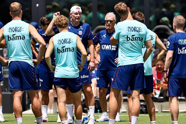 FT LAUDERDALE, FL - JULY 09: Stale Solbakken of Norway is seen talking to the Norway squad during a Norway team training session prior to a FIFA World Cup, WM, Weltmeisterschaft, Fussball 26 Quarter-Final game between Norway and England on July 8, 2026 at the Inter Miami CF Stadium, Fort Lauderdale, Florida.(Photo by Chris Arjoon) SOCCER: JUL 09 FIFA World Cup 26 - Norway Training EDITORIAL USE ONLY Icon26070900000007