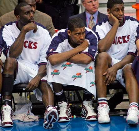 USA NBA, Basketball Herren, USA KNICKS MAGIC New York Knicks Tim Thomas (L), Kurt Thomas (c) and Michael Sweetney (R) watch from the bench epa000382940 New York Knicks Tim Thomas (L), Kurt Thomas (c) and Michael Sweetney (R) watch from the bench during the second half of their game at the TD Waterhouse Centre in Orlando, Florida, Friday, 04 March 2005. The Knicks lost to the Orlando Magic 111-89. Orlando United States  Copyright: xCHRISxLIVINGSTONx