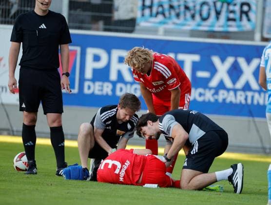 CFC vs 1. FC Union Berlin 09.07.2026 Chemnitz, eins Stadion- An der Gellertstrasse, Fussball, Regionalliga Nordost, , Testspiel , CFC, CFC vs 1. FC Union Berlin Andrik Markgraf liegt am Boden und wird behandelt Chemnitz Sachsen BRD *** CFC vs. 1 FC Union Berlin, July 9, 2026, Chemnitz, eins Stadion on Gellertstrasse, Sports, Soccer, Northeast Regional League, , Friendly Match, CFC, CFC vs. 1 FC Union Berlin, Andrik Markgraf is lying on the ground and receiving medical attention, Chemnitz, Saxony, Germany
