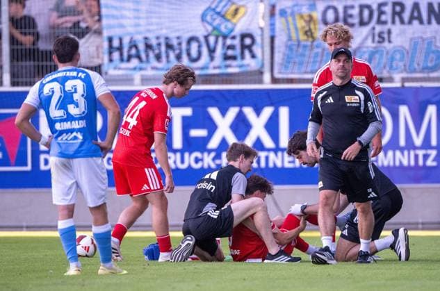 Fußball, Herren, Saison 2026 2027, Testspiel, Chemnitzer FC - 1. FC Union Berlin, v. l. Maurizio Grimaldi (Chemnitzer FC), Tim Blaszczak (1. FC Union) Mannschaftsarzt Martin Resl (1. FC Union Berlin), Leitender Physiotherapeut Maximilian Perschk (1. FC Union), Andrik Markgraf (1. FC Union Berlin), Co-Trainer Sebastian Bönig (1. FC Union), Tom Rothe (1. FC Union Berlin), 09.07. 2026, *** Soccer, Men s, 2026–2027 Season, Friendly Match, Chemnitzer FC vs. 1. FC Union Berlin, from left: Maurizio Grimaldi (Chemnitzer FC), Tim Blaszczak (1. FC Union), Team Doctor Martin Resl (1. FC Union Berlin), Head Physical Therapist Maximilian Perschk (1. FC Union), Andrik Markgraf (1. FC Union Berlin), Assistant Coach Sebastian Bönig (1. FC Union), Tom Rothe (1. FC Union Berlin), July 9, 2026, Copyright: xMatthiasxKochx