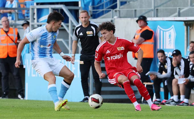 Maurizio Grimaldi, Julien Friedrich am Ball Zweikampf Spielszene Aktion Fußball Fussball Testspiel Saison 2026 2027 09.07.2026 Chemnitzer FC CFC vs.1.FC Union Berlin FCU DFL regulations prohibit any use of photographs as image sequences and or quasi-video. *** Maurizio Grimaldi, Julien Friedrich with the ball, tackle, game scene, action, sports, soccer, soccer friendly match, 2026–2027 season, September 7, 2026, Chemnitzer FC (CFC) vs. 1. FC Union Berlin (FCU). DFL regulations prohibit any use of photographs as image sequences and or quasi-video.