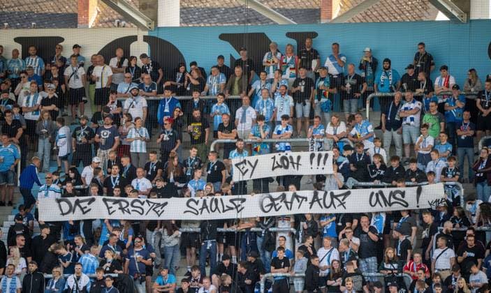 Fußball, Herren, Saison 2026 2027, Testspiel, Chemnitzer FC - 1. FC Union Berlin, Fans des CFC wollen Jan Löhmannsröben (Chemnitzer FC) ein Bier aufgeben, 09.07. 2026, *** Soccer, Men s, 2026–2027 Season, Friendly Match, Chemnitzer FC vs. FC Union Berlin, CFC fans want to buy Jan Löhmannsröben a beer, July 9, 2026, Copyright: xMatthiasxKochx
