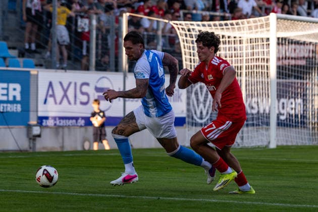 09.07.2026, GER, Testspiel, Saison 2026 2027), Chemnitz, Chemnitzer FC - 1. FC Union Berlin Jan Löhmannsröben (Chemnitzer FC 4) im Zweikampf gegen Oskar Engel (1. FC Union Berlin 47) (Nur 1. - 3. Liga: DFB DFL regulations prohibit any use of photographs as image sequences and or quasi-video) *** July 9, 2026, GER, Friendly, 2026–2027 Season, Chemnitz, Chemnitzer FC 1 vs. FC Union Berlin Jan Löhmannsröben, Chemnitzer FC 4, in a tackle against Oskar Engel, 1, FC Union Berlin 47, Only 1, 3rd League. DFB and DFL regulations prohibit any use of photographs as image sequences and or quasi-video. nordphotoxGmbHx xNachnamexFotograf nph00051