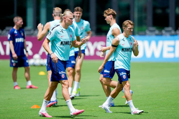 Fotball-VM 2026 Fort Lauderdale, Florida , USA 20260709. Norges Erling Braut Haaland og Martin odegaard under en trening med Norges herrelandslag i fotball pa Inter Miami CF Stadium. Foto: Fredrik Varfjell NTB Fort Lauderdale, Florida USA EDITORIAL USE ONLY. RESTRICTED USE FOR BETTING COMPANIES Ref:_SPOUEDUqajO5vQ.jpg *** 2026 FIFA World Cup, Fort Lauderdale, Florida, USA 20260709 Norway’s Erling Braut Haaland and Martin Ødegaard during a training session with the Norwegian men’s national soccer team at Inter Miami CF Stadium. Photo: Fredrik Varfjell, NTB. Fort Lauderdale, Florida, USA. EDITORIAL USE ONLY. RESTRICTED USE FOR BETTING COMPANIES.  Copyright: xFredrikxVarfjellx xNTBx
