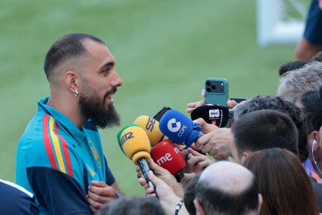 Spanish striker Borja Iglesias speaks with media during a training session of the national team, Nationalteam of Spain in Los Angeles, US, 9 July 2026, on the eve of the 2026 World Cup quarter-final match against Belgium. Spanish National Team training session !ACHTUNG: NUR REDAKTIONELLE NUTZUNG!  Copyright: xLavandeiraxJrx GRAF4034 20260709-55020850919_1