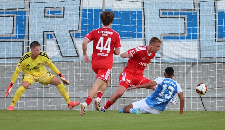 Torwart Matheo Raab, Tim Blaszczak, Zeno Van Den Bosch, Amadeus Zamora Zweikampf Spielszene Aktion Fußball Fussball Testspiel Saison 2026 2027 09.07.2026 Chemnitzer FC CFC vs.1.FC Union Berlin FCU DFL regulations prohibit any use of photographs as image sequences and or quasi-video. *** Goalkeeper Matheo Raab, Tim Blaszczak, Zeno Van Den Bosch, Amadeus Zamora, tackle, game scene, action, sports, soccer, friendly match, 2026–2027 season, September 7, 2026, Chemnitzer FC (CFC) vs. 1. FC Union Berlin (FCU). DFL regulations prohibit any use of photographs as image sequences and or quasi-video.