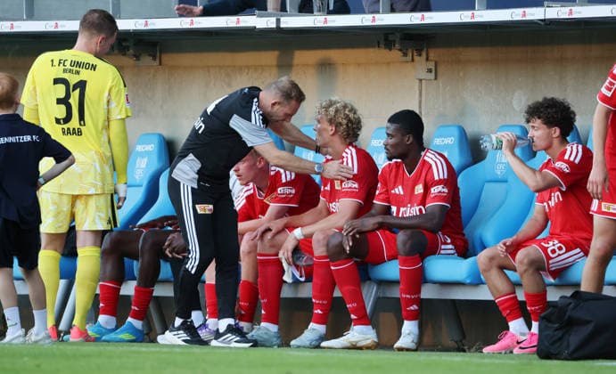Trainer Mauro Lustrinelli dankt seinenSpielern, Zeno Van Den Bosch, Leopold Querfeld, Chris Bedia Fußball Fussball Testspiel Saison 2026 2027 09.07.2026 Chemnitzer FC CFC vs.1.FC Union Berlin FCU DFL regulations prohibit any use of photographs as image sequences and or quasi-video. *** Coach Mauro Lustrinelli thanks his players, Zeno Van Den Bosch, Leopold Querfeld, Chris Bedia Sports Soccer Friendly Match 2026–2027 Season September 7, 2026 Chemnitzer FC (CFC) vs. 1. FC Union Berlin (FCU) DFL regulations prohibit any use of photographs as image sequences and or quasi-video