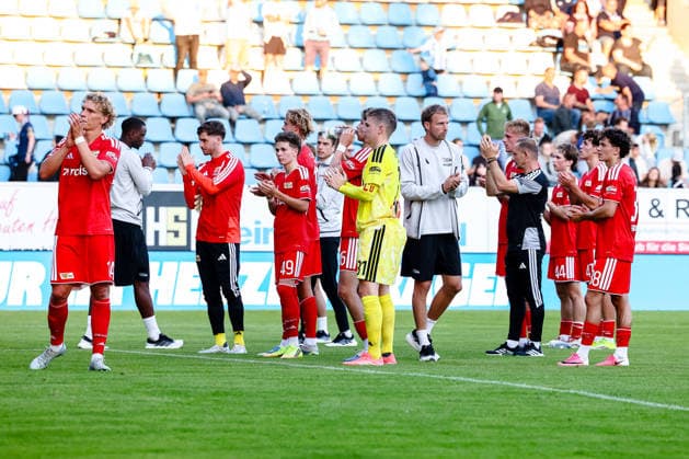 Berliner Mannschaft um Linus Guether (1. FC Union Berlin, 49) bedankt sich bei den Fans fuer den Support, Chemnitzer FC vs 1. FC Union Berlin, Fussball, Testspiel, Saison 2026 27, 09.07.2026,¨ DFL REGULATIONS PROHIBIT ANY USE OF PHOTOGRAPHS AS IMAGE SEQUENCES AND OR QUASI-VIDEO,¨ Chemnitzer FC vs 1. FC Union Berlin, Fussball, Testspiel, Saison 2026 27, 09.07.2026 Chemnitz *** The Berlin team led by Linus Guether, 1 FC Union Berlin, 49, thanks the fans for their support; Chemnitzer FC vs. 1 FC Union Berlin, soccer, friendly match, 2026–27 season, July 9, 2026, DFL regulations prohibit any use of photographs as image sequences and or quasi-video, Chemnitzer FC vs. 1 FC Union Berlin, soccer, friendly match, 2026–27 season, July 9, 2026, Chemnitz Copyright: xEibner-Pressefoto LauraxRoemerx EP_LRR