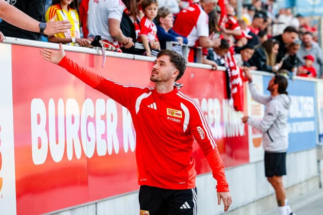 Carl Klaus (1. FC Union Berlin, 25) bei den Fans nach dem Spiel, Chemnitzer FC vs 1. FC Union Berlin, Fussball, Testspiel, Saison 2026 27, 09.07.2026,¨ DFL REGULATIONS PROHIBIT ANY USE OF PHOTOGRAPHS AS IMAGE SEQUENCES AND OR QUASI-VIDEO,¨ Chemnitzer FC vs 1. FC Union Berlin, Fussball, Testspiel, Saison 2026 27, 09.07.2026 Chemnitz *** Carl Klaus, 1 FC Union Berlin, 25, with fans after the game, Chemnitzer FC vs. 1 FC Union Berlin, soccer, friendly match, 2026–27 season, July 9, 2026, DFL regulations prohibit any use of photographs as image sequences and or quasi-video, Chemnitzer FC vs. 1 FC Union Berlin, soccer, friendly match, 2026–27 season, July 9, 2026, Chemnitz Copyright: xEibner-Pressefoto LauraxRoemerx EP_LRR