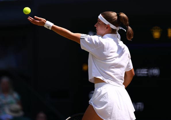 Wimbledon Championships 2026, Saturday Practice, AELTC Wimbledon, London, UK - 09 07 2026 Karolina Muchova (CZE) serves during her Semi Final match against Coco Gauff (USA) in the 2026 Wimbledon Championships at the AELTC London London AELTC Wimbledon London GBR, UK NEWSPAPERS OUT Copyright: xMarkxGreenwoodx