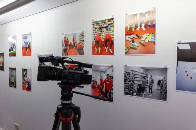Ausstellung Han-Noah Massengo gibt Einblicke hinter die Kulissen des Profifussballs, Fussball, 1. Bundesliga, 09.07.2026 Augsburg Bayern Deutschland *** Exhibition by Han Noah Massengo offers a behind-the-scenes look at professional soccer, Soccer, Bundesliga 1, July 9, 2026, Augsburg, Bavaria, Germany Copyright: xkolbert-press ChristianxKolbertx