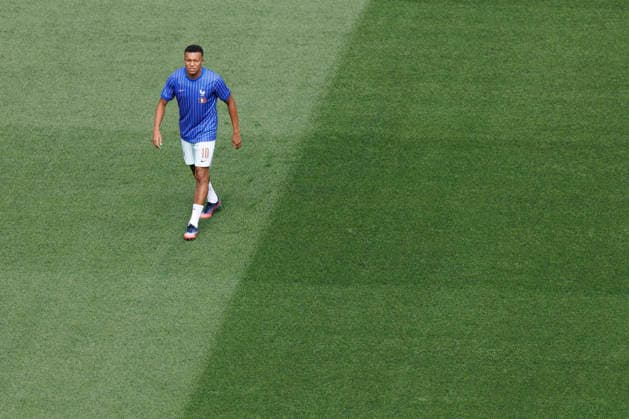 France forward Kylian Mbappé walks the pitch during warm ups before the start of a Quarter-final FIFA World Cup, WM, Weltmeisterschaft, Fussball match between France and Morocco at Boston Stadium in Foxborough on Thursday, July 9, 2026.  BOS20260709307 CJxGUNTHER